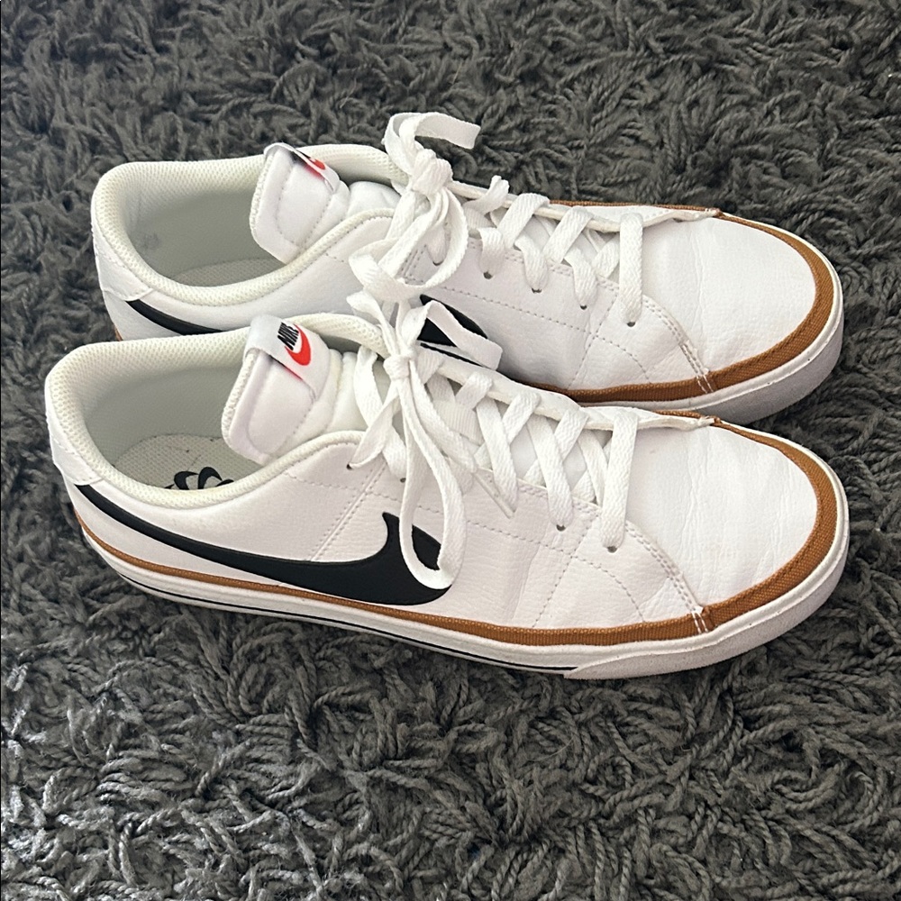 Women’s 10.5/Men’s 9 Nike Court Legacy Athletic Shoes